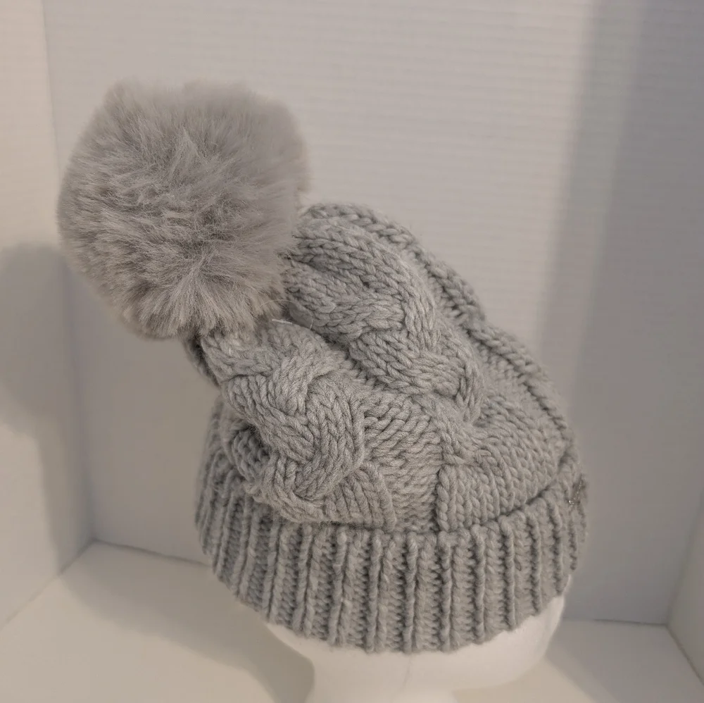 Steve Madden Cable Knit Fold over Gray Beanie‎ lined in Faux Fur with Pom NWOT